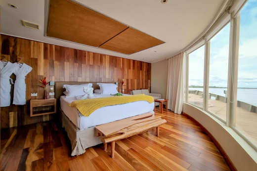 Corner suite