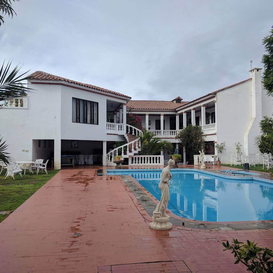 The terrace and pool