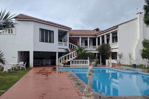 The terrace and pool