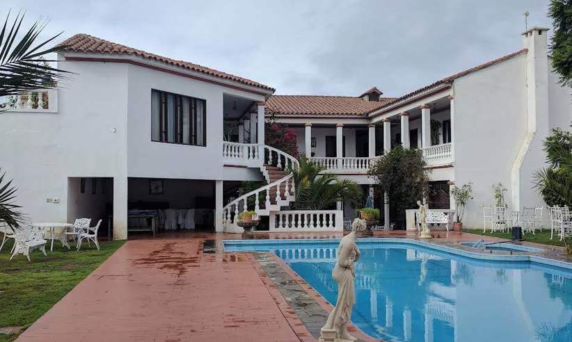 The terrace and pool