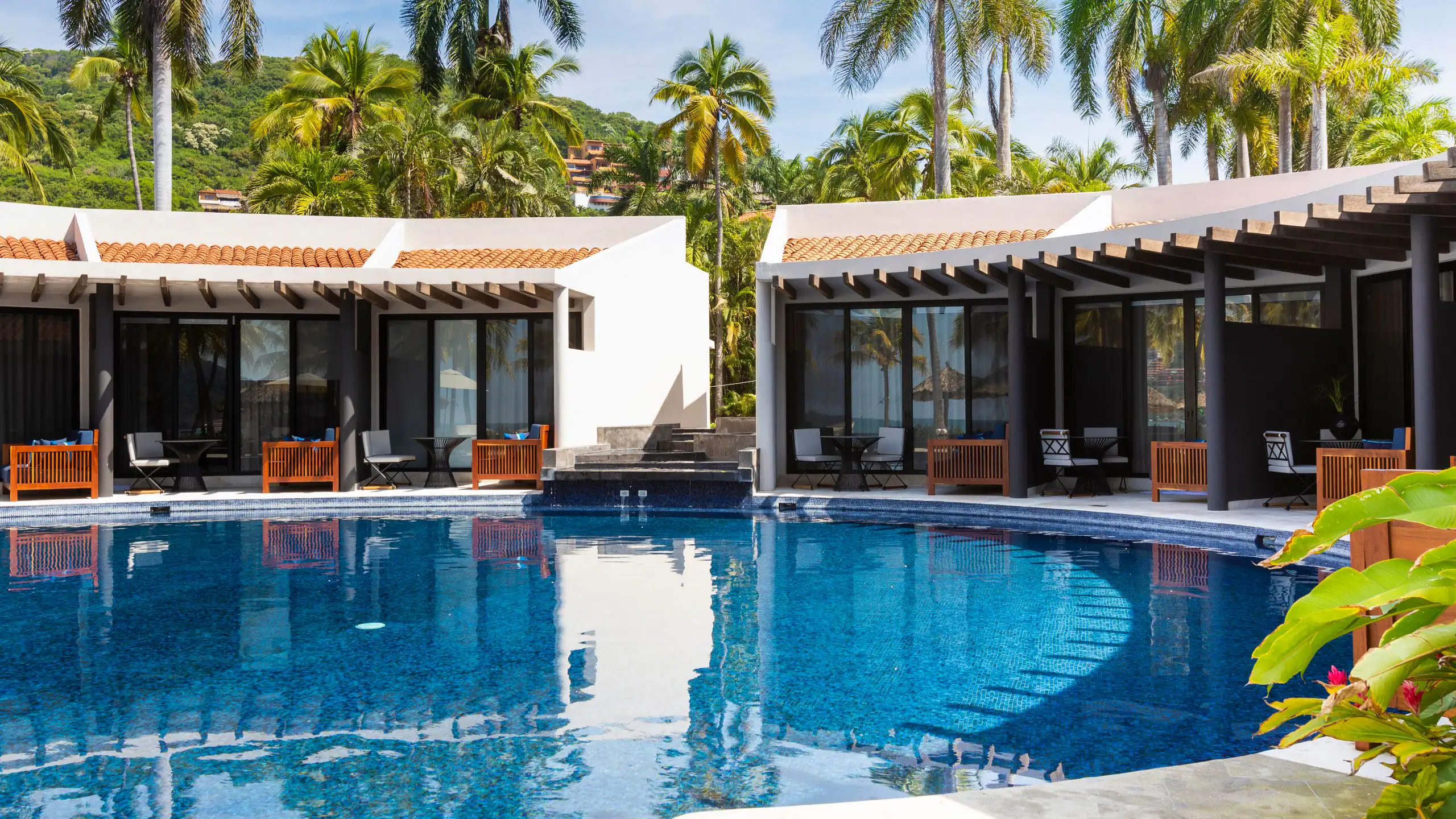 Thompson Zihuatanejo P008 Guest Room Swim Up Suite.16X9