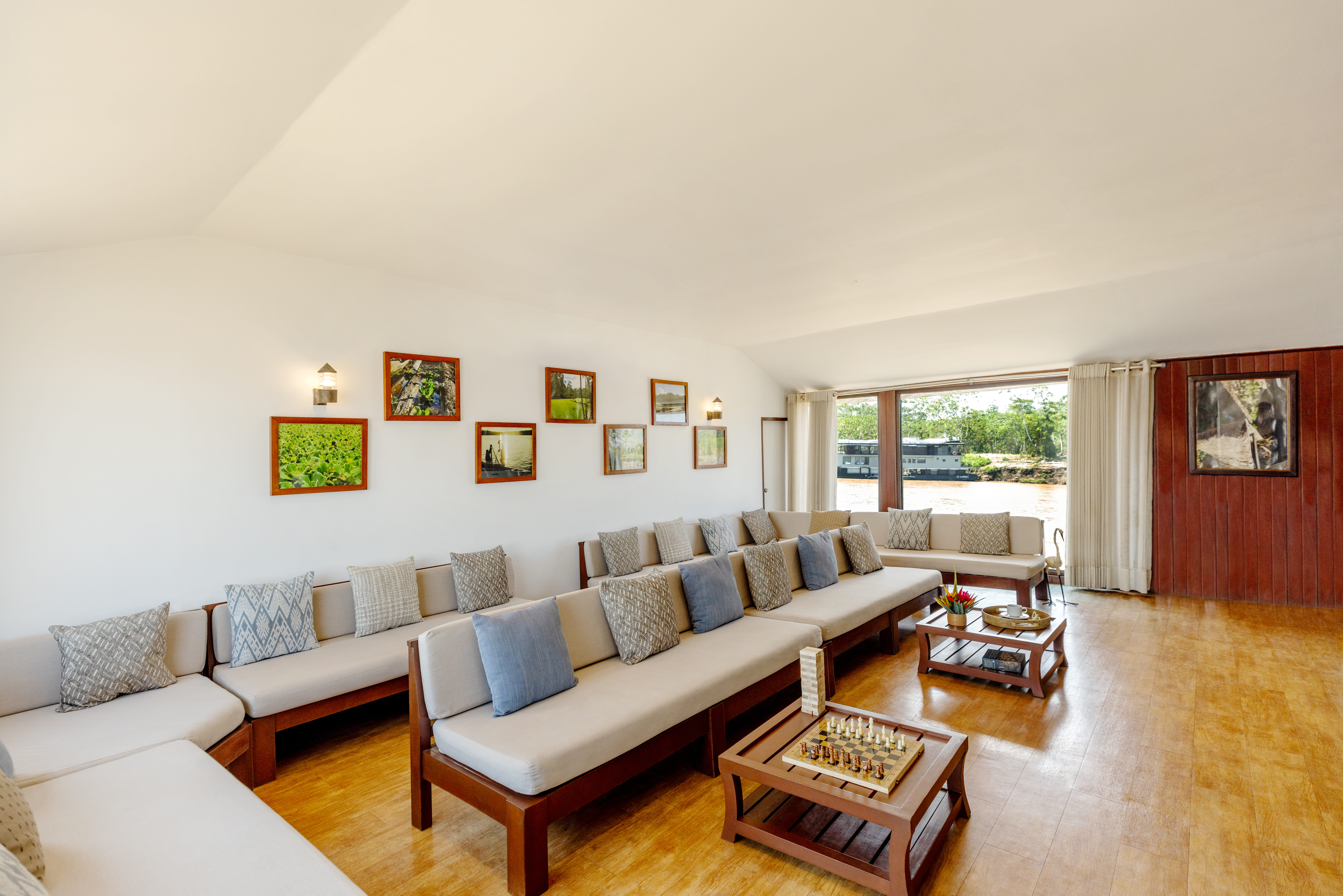 Amatista Expedition Cruise Indoor Lounge1
