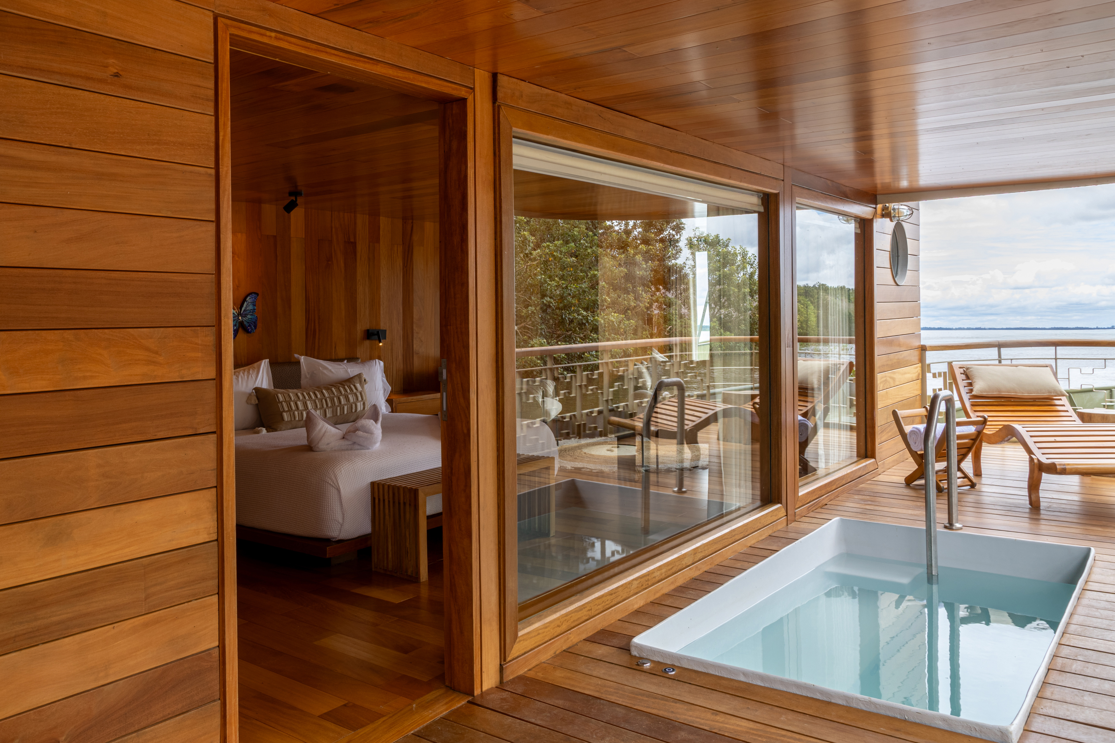 008 Delfin I Deluxe Master Suite