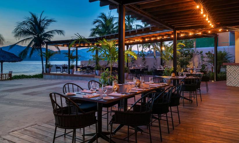 Thompson Zihuatanejo P005 Restaurant Patio Seating.16X9