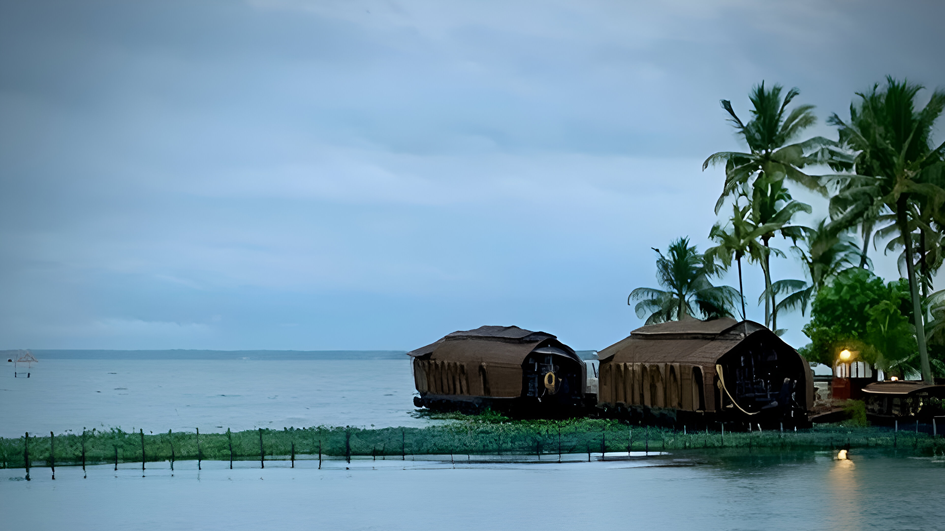 Houseboat Exterior Kumarakom Lake Resort (18)