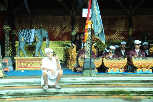 Traditional Balinese musicians perform a gamelan ensemble in ceremonial dress in Bali, Indonesia. 