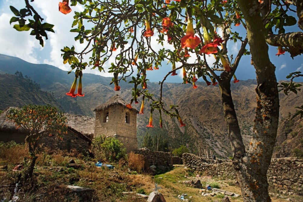 Chapel Huilloc Las Qolqas